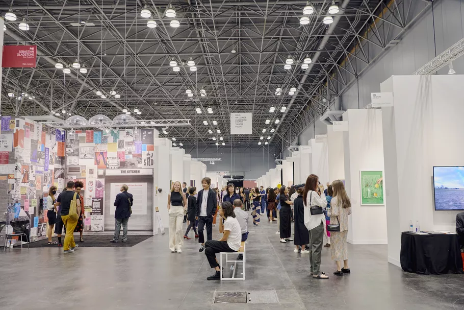 Interior view of The Armory Show, 2023. Photo by Vincent Tullo. Courtesy of The Armory Show.